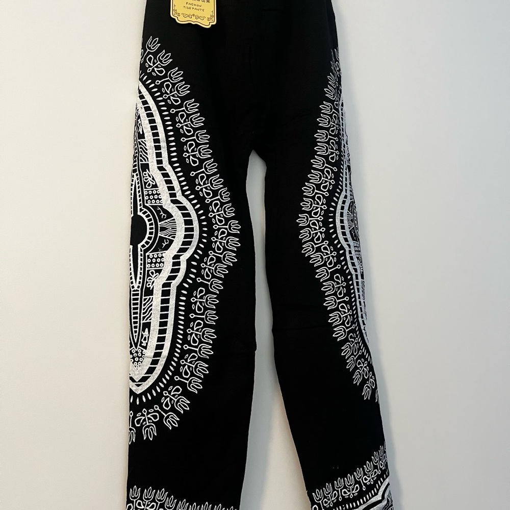 Elegant Black and White Patterned Leggings